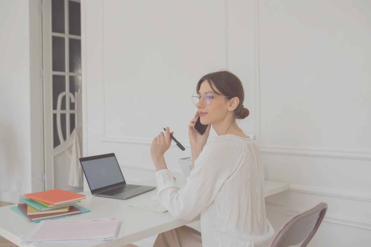 Studenten analysieren Finanzberichte am Computer