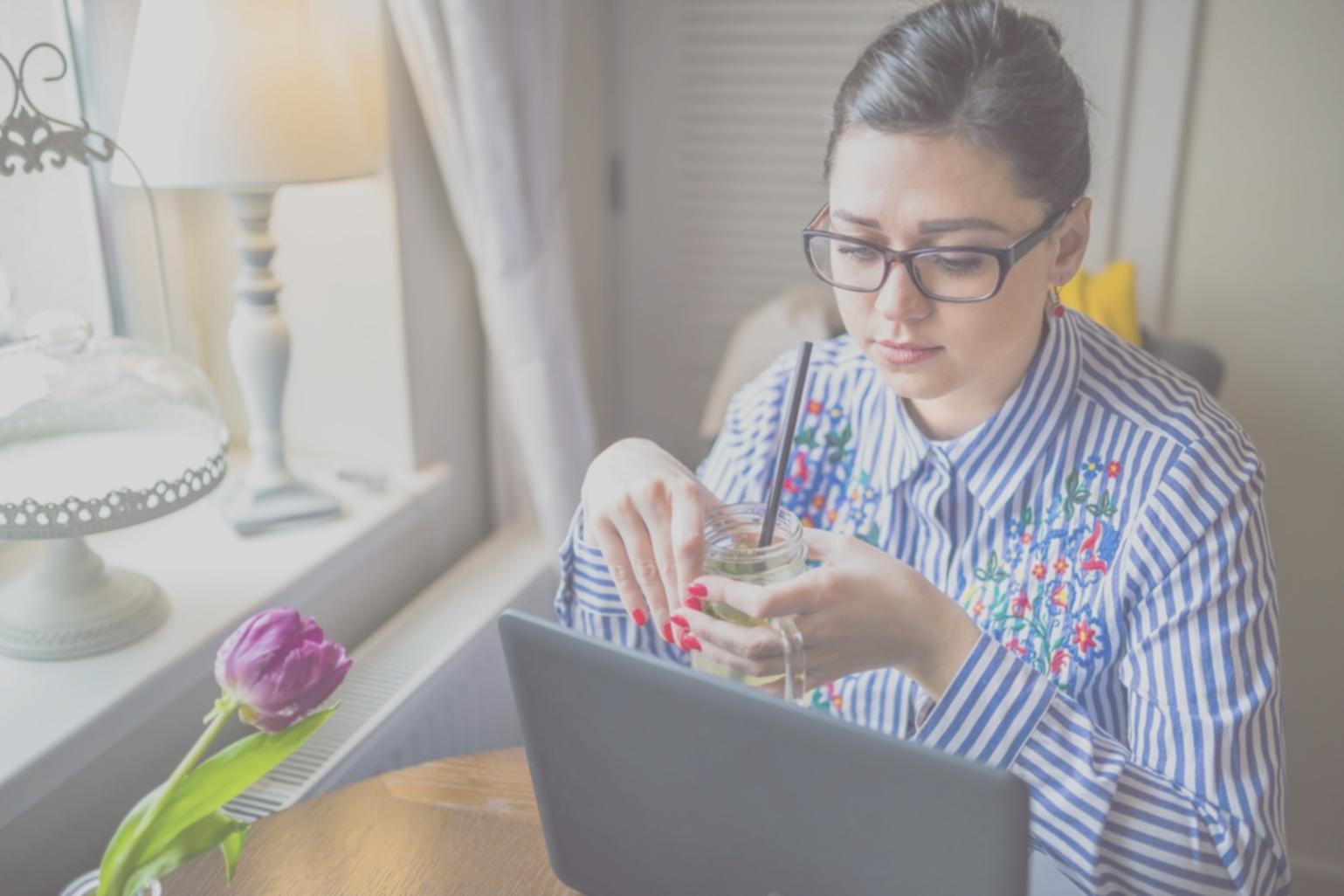 Moderne Analysesoftware und Finanzdiagramme auf mehreren Monitoren