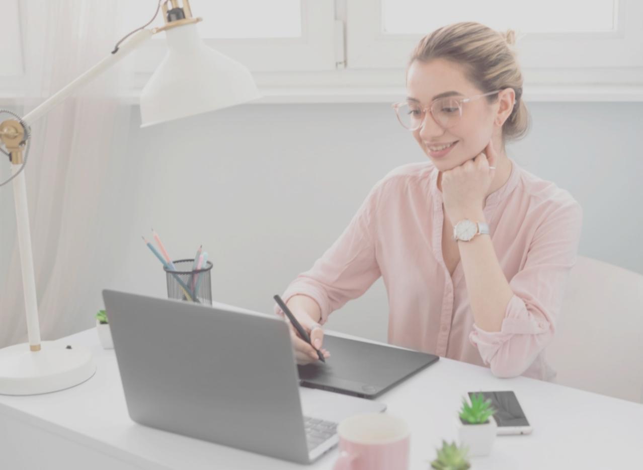 Teammeeting mit Finanzberichten und Marktdaten an der Wand