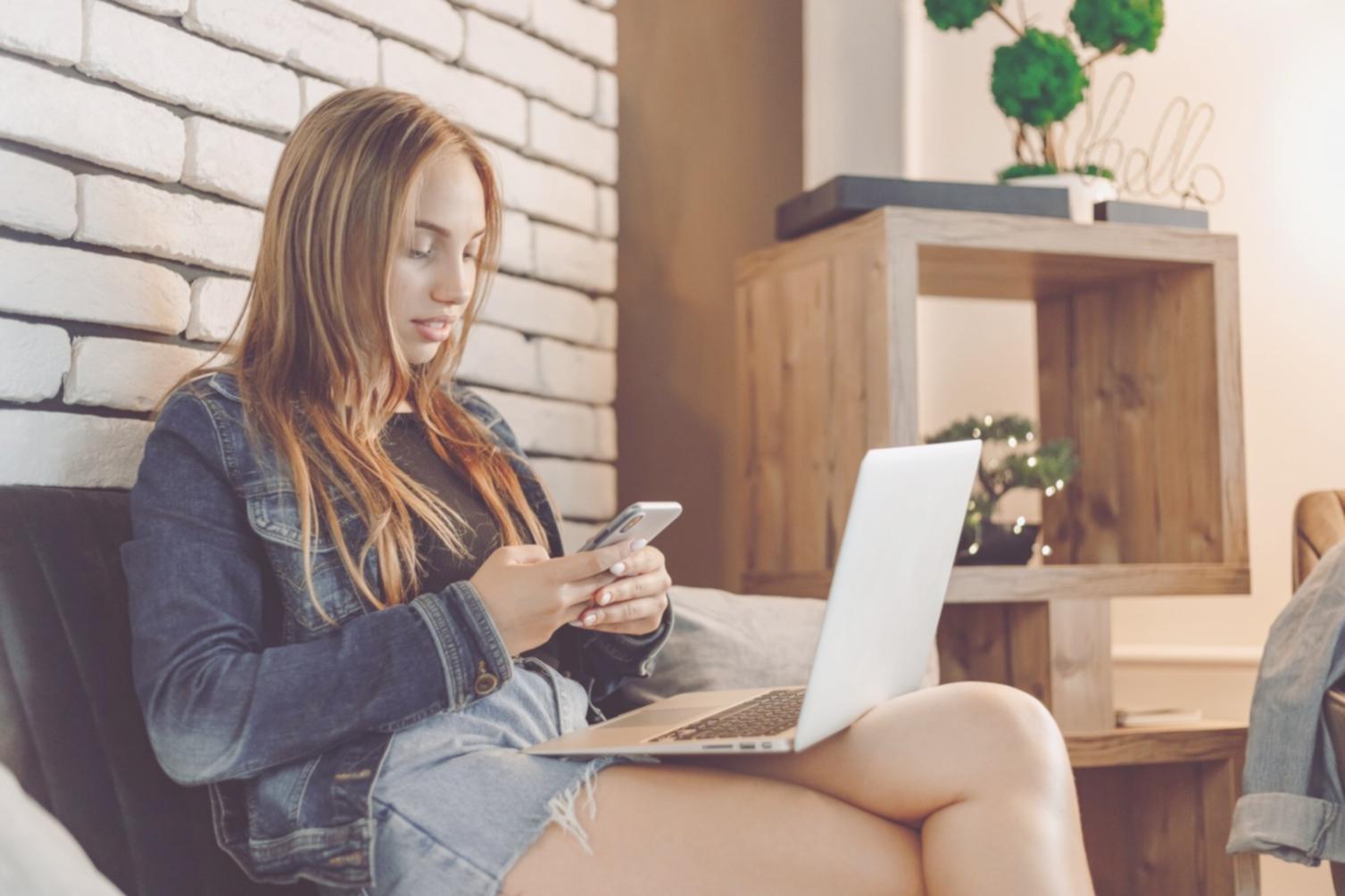 Professioneller Arbeitsplatz mit Finanzberichten und Laptop